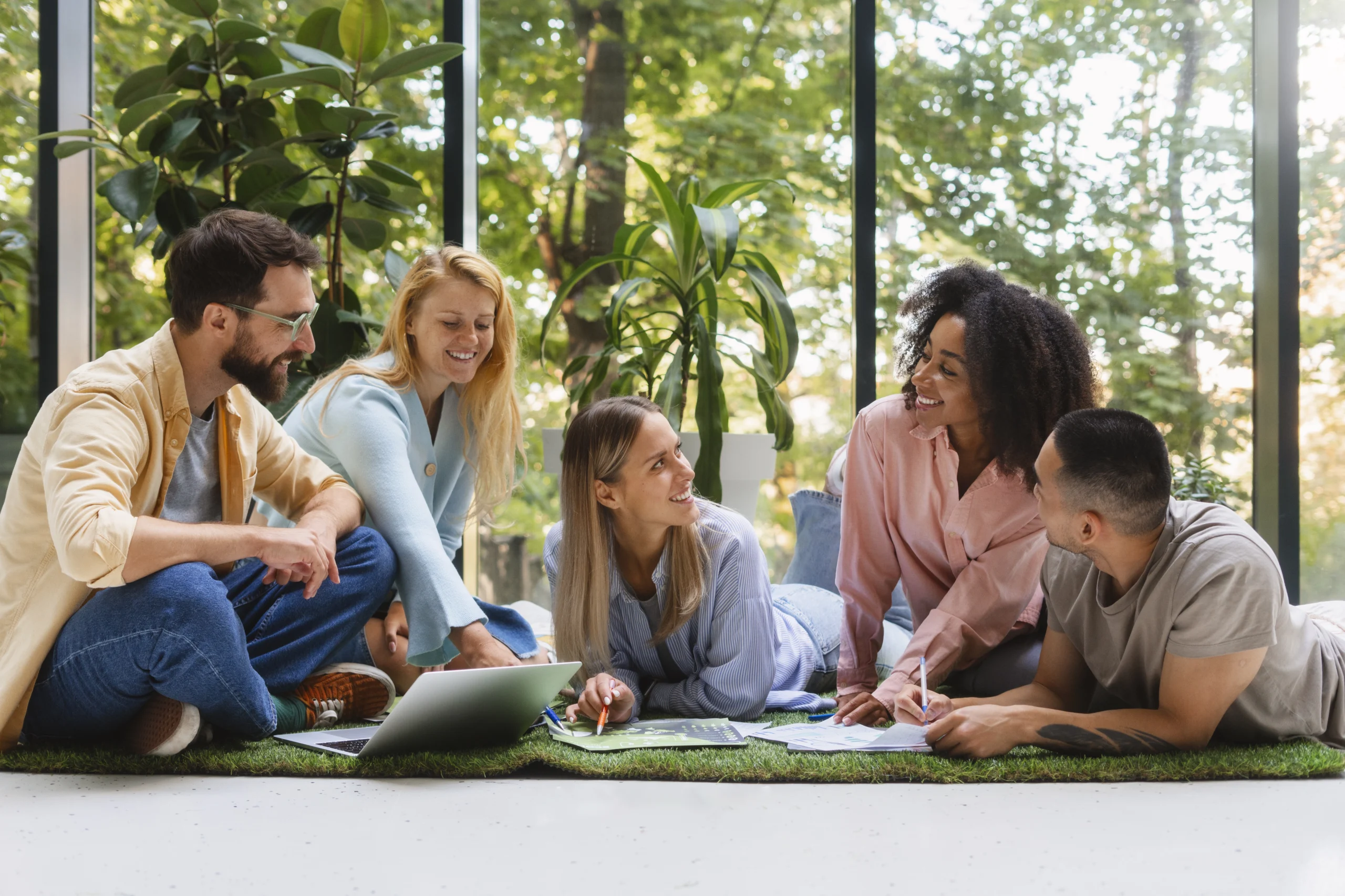 ludzie uczący się w małych grupach